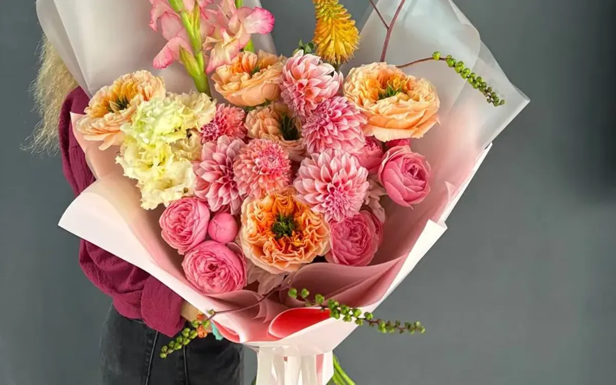Какие цветы подарить женщине на день рождения